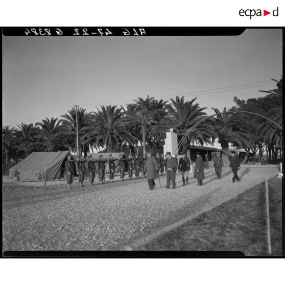 Le général Philippe Leclerc visite un campement, accompagné du général Duché, du général Schlesser et d'autorités militaires.