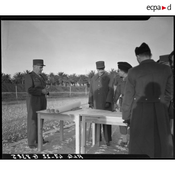 Le général Philippe Leclerc s'entretient avec une autorité militaire autour d'une carte, accompagné du général Duché.