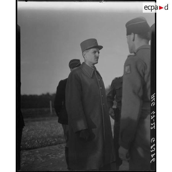 Le général Philippe Leclerc s'entretient avec une personnalité militaire.