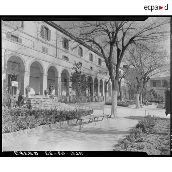 Vue de l'entrée principale de l'établissement du service de santé de la 10e région militaire (RM) à l'intérieur de l'enceinte, à Alger.