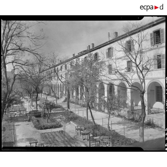 Plan général de l'entrée principale de l'établissement du service de santé de la 10e région militaire (RM) à l'intérieur de l'enceinte, à Alger.