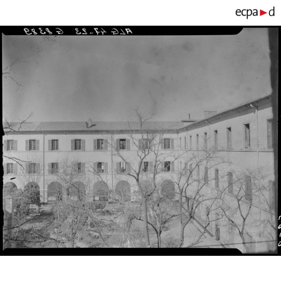 Vue d'une aile de l'établissement du service de santé de la 10e région militaire (RM) à l'intérieur de l'enceinte, à Alger.