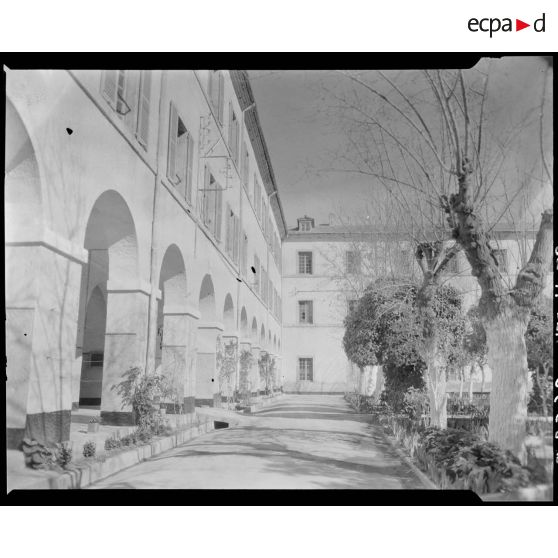 Plan en contre-plongée d'une aile de l'établissement du service de santé de la 10e région militaire (RM) à l'intérieur de l'enceinte, à Alger.