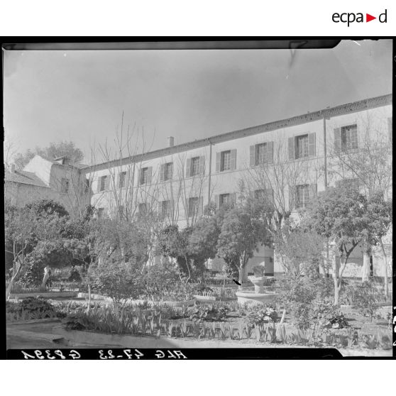 Vue en contre-plongée d'une aile de l'établissement du service de santé de la 10e région militaire (RM), depuis les jardins, à l'intérieur de l'enceinte, à Alger.