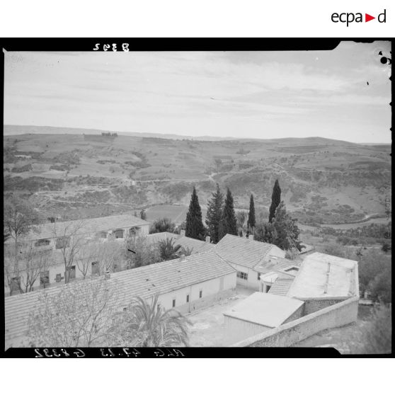 Plan en plongée de l'établissement du service de santé de la 10e région militaire (RM) à l'extérieur de l'enceinte, à Alger.