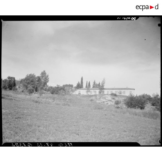 Plan en contre-plongée d'une aile de l'établissement du service de santé de la 10e région militaire (RM), à l'extérieur de l'enceinte, à Alger.