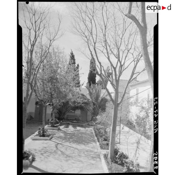 Plan rapproché d'une aile de l'établissement du service de santé de la 10e région militaire (RM) à l'intérieur de l'enceinte, à Alger.