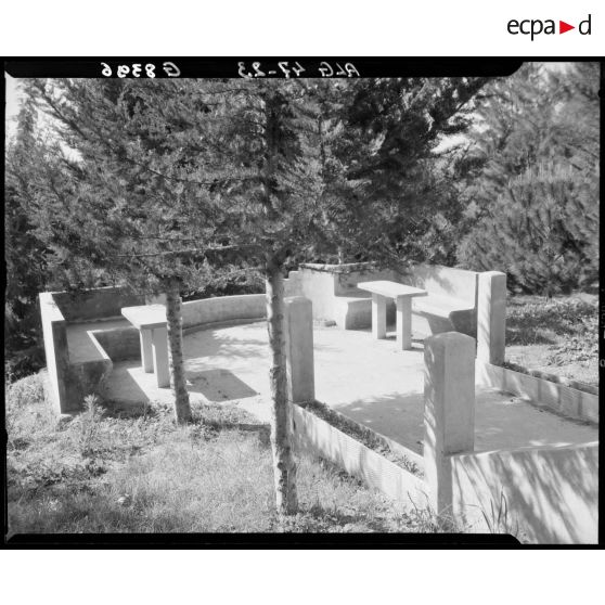 Vue d'un espace de détente de l'établissement du service de santé de la 10e région militaire (RM) à l'extérieur de l'enceinte, à Alger.