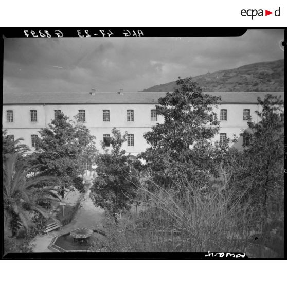 Plan en plongée d'une aile de l'établissement du service de santé de la 10e région militaire (RM) à l'intérieur de l'enceinte, à Alger.