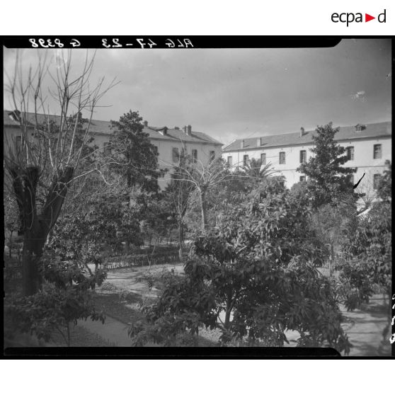 Vue de deux ailes de l'établissement du service de santé de la 10e région militaire (RM), depuis les jardins, à l'intérieur de l'enceinte, à Alger.