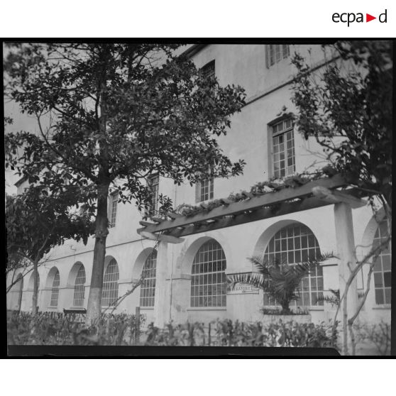 Plan en contre-plongée d'une aile de l'établissement du service de santé de la 10e région militaire (RM), depuis les jardins, à l'intérieur de l'enceinte, à Alger.