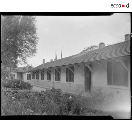 Vue d'une aile de l'établissement du service de santé de la 10e région militaire (RM) à l'intérieur de l'enceinte, à Alger.
