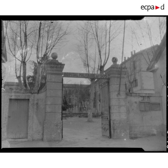 Vue de l'entrée principale de l'hôpital militaire numéro 305, à l'extérieur de l'enceinte, à Alger.
