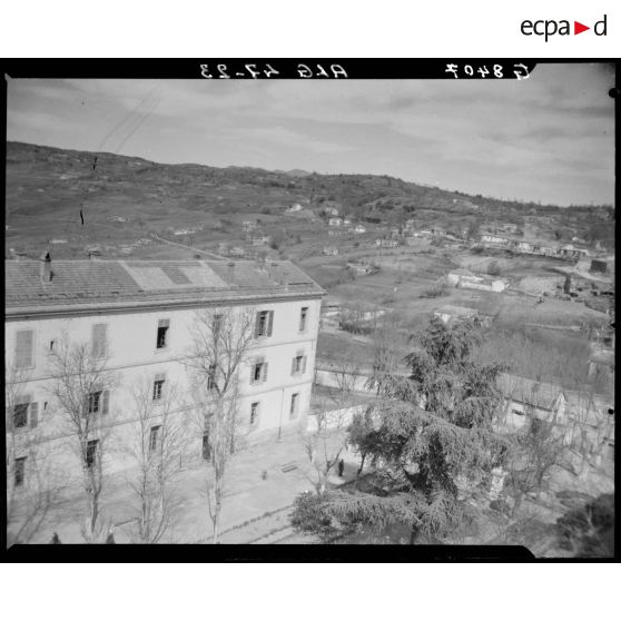 Plan en plongée d'une aile de l'établissement du service de santé de la 10e région militaire (RM) à l'intérieur de l'enceinte, à Alger.