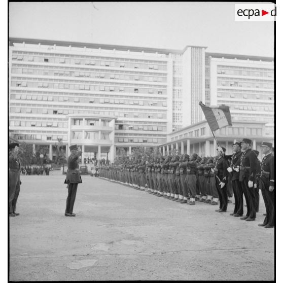 Cérémonie militaire donnée à l'occasion de remise de décorations aux policiers résistants, sur la place du forum d'Alger.