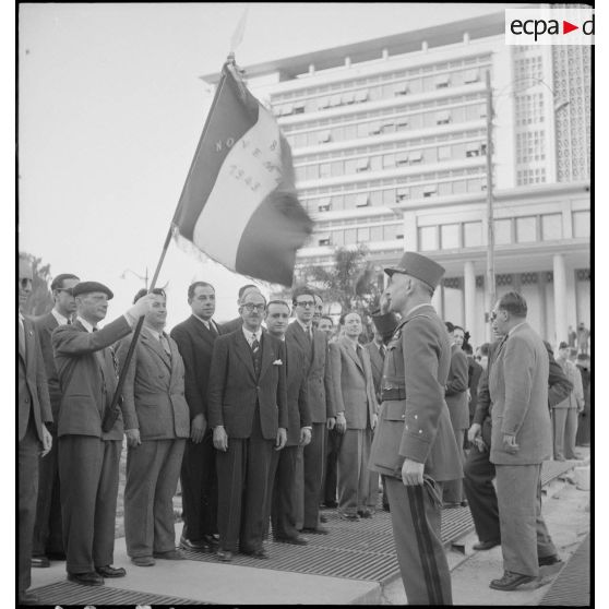 Une autorité militaire salue des personnalités civiles, sur la place du forum d'Alger.