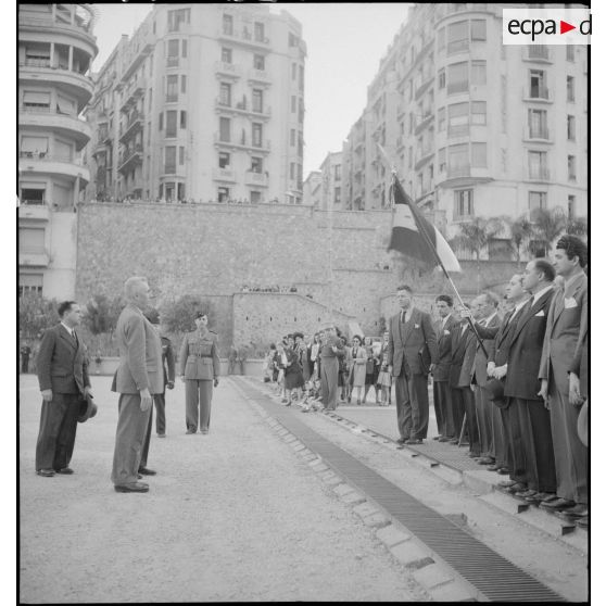 Cérémonie militaire donnée à l'occasion de remise de décorations aux policiers résistants, sur la place du forum d'Alger, en présence de Yves Chataigneau, gouverneur général de l'Algérie.