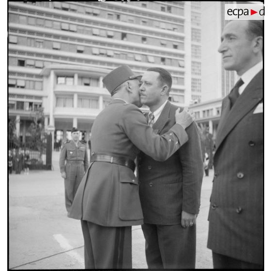 Cérémonie de remise de décorations aux policiers résistants, sur la place du forum d'Alger.