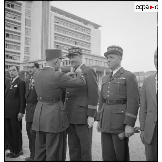 Cérémonie de remise de décorations, sur la place du forum d'Alger.