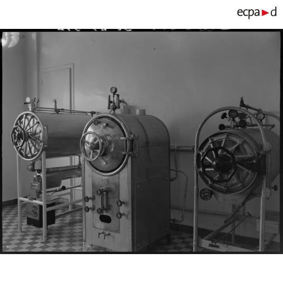 Materiel médical du centre de transfusion sanguine d'Alger.