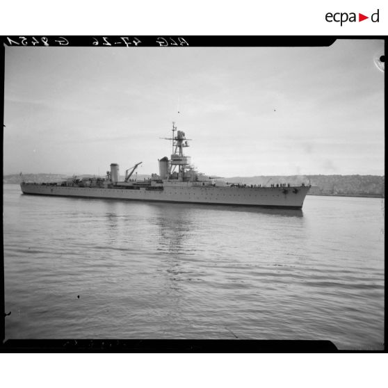 Plan d'ensemble de l'arrivée du croiseur Suffren dans le port d'Alger.