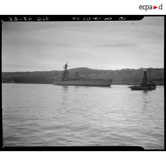 Plan d'ensemble de l'arrivée du croiseur Suffren dans le port d'Alger.