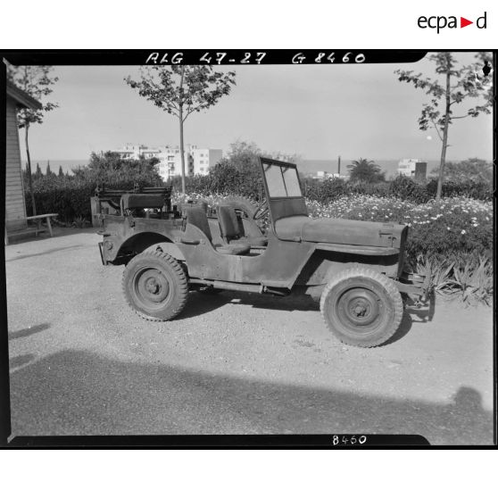 Plan d'ensemble d'une voiture Jeep, de profil.