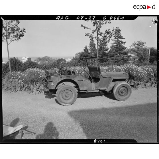 Plan d'ensemble d'une voiture Jeep, de profil.