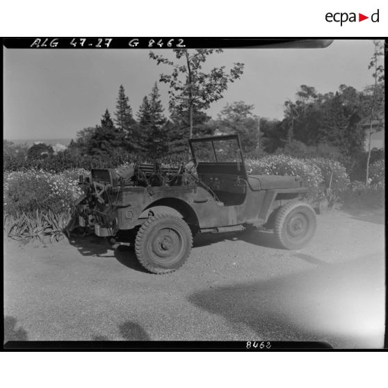 Plan d'ensemble d'une voiture Jeep.