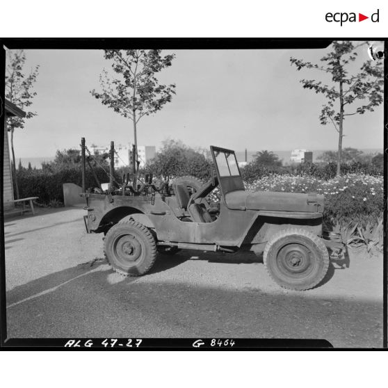 Plan d'ensemble d'une voiture Jeep transformée en transport sanitaire, de profil.