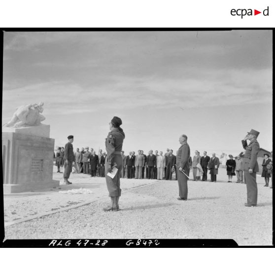 Inauguration d'une stèle, oeuvre du sculpteur Missé, chauffeur du lieutenant-colonel Basset, élevée à la mémoire de ce dernier.