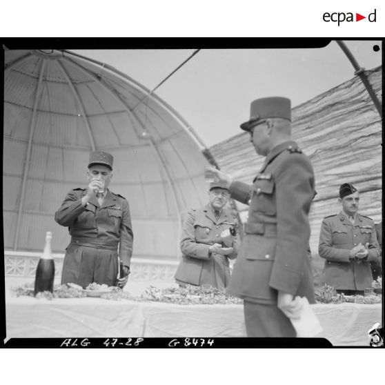 Réception donnée à l'occasion de l'inauguration du camp de Beni-Messous, en présence du général Duché et d'autorités militaires.