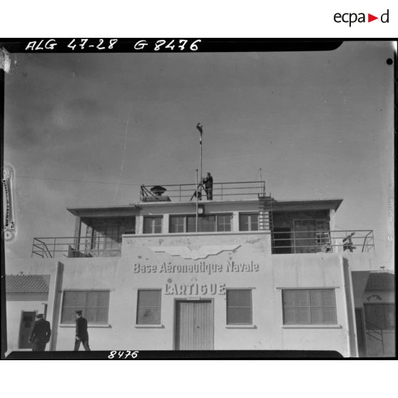 Plan en contre-plongée de l'entrée principale de la base aéronautique navale Lartigue, à Tafaraoui.