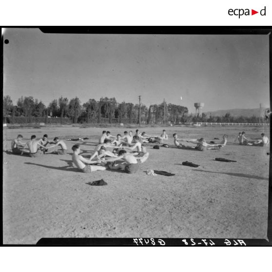 Entrainement militaire sur la base aéronautique navale Lartigue, à Tafaraoui.