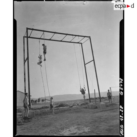 Grimpé à la corde et exercices avec des anneaux de gymnastique sur la base aéronautique navale de Lartigue, à Tafaraoui.