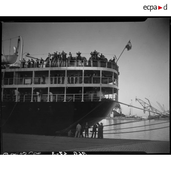 Le paquebot  Athos II en direction de l'Indochine, dans le port d'Alger.