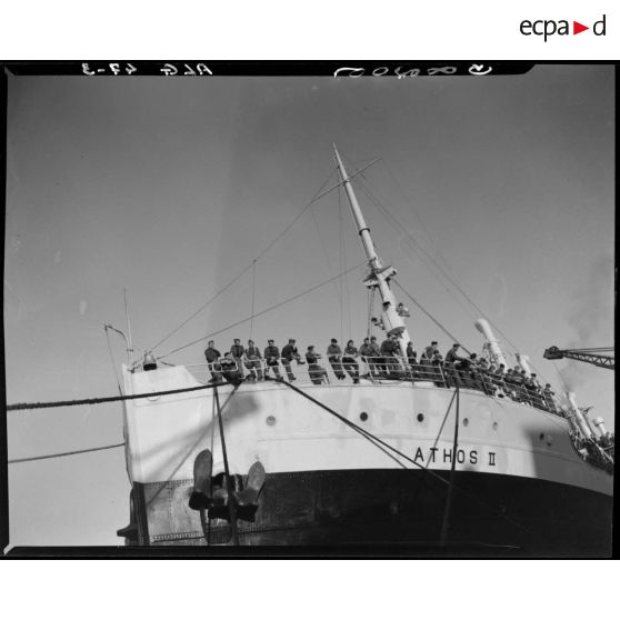 Plan en contre-plongée du paquebot  Athos II en direction de l'Indochine, dans le port d'Alger.