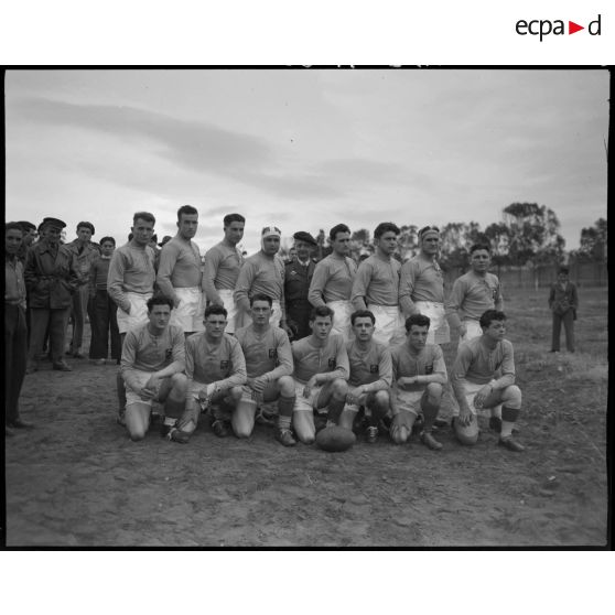Photographie de groupe rassemblant une équipe de rugby.