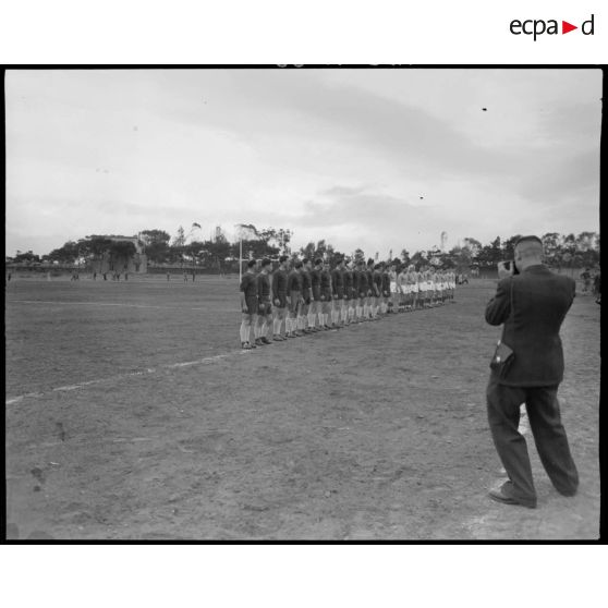 Plan d'ensemble des deux équipes de rugby sur un stade.
