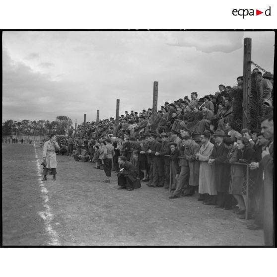Plan d'ensemble des tribunes occupées par des autorités civiles et militaires et la population civiles.