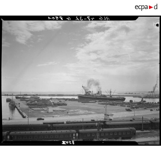 Plan d'ensemble en plongée du port d'Alger.