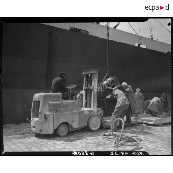 Débarquement de matériel lourd sur un engin de levage.