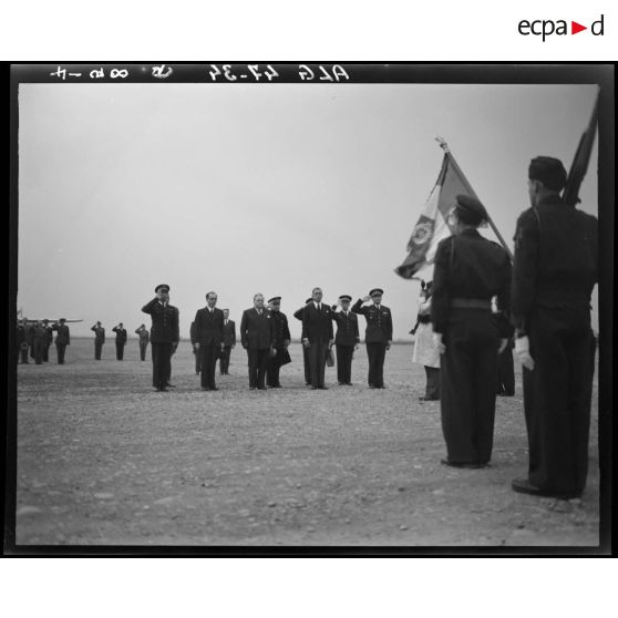 Cérémonie militaire donnée à l'occasion de la visite du ministre de l'Air André Maroselli, aux formations de l'Air de l'Afrique française du nord (AFN).