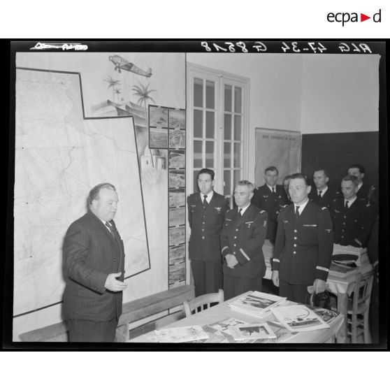 Le ministre de l'Air André Maroselli prononce un discours à l'occasion de sa visite aux formations de l'Air de l'Afrique du nord (AFN).