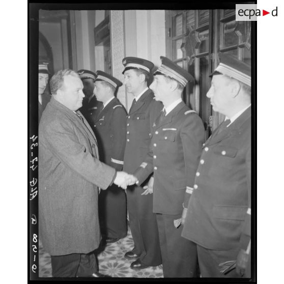 Le ministre de l'Air André Maroselli salue des personnalités de l'armée de l'Air.