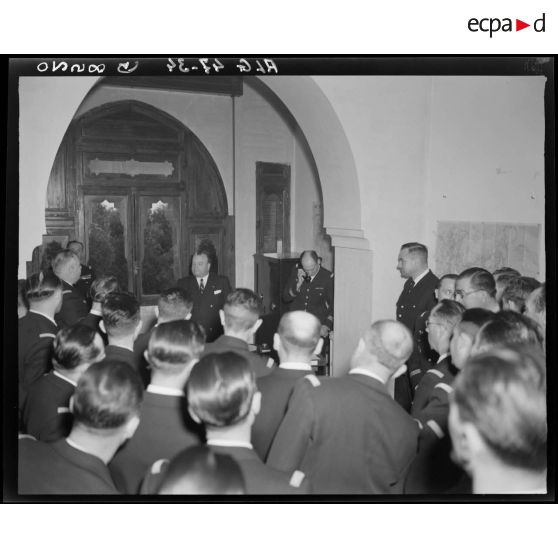 Le ministre de l'Air André Maroselli prononce un discours à l'occasion de sa visite aux formations de l'Air de l'Afrique du nord (AFN).