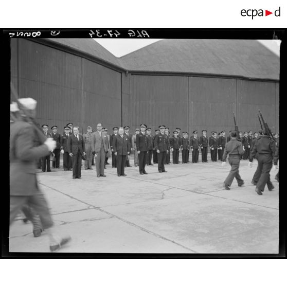 Défilé d'unités militaires donné à l'occasion de la visite du ministre de l'Air André Maroselli, aux formations de l'Air de l'Afrique française du nord (AFN).