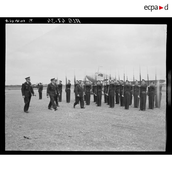 Le ministre de l'Air André Maroselli passe en revue une unité de l'armée de l'air, accompagné d'autorités militaires.
