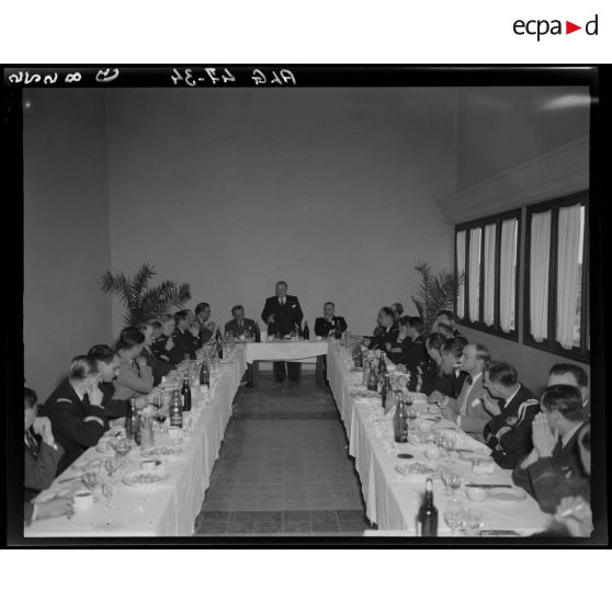 Récéption donnée à l'occasion de la visite du ministre de l'Air André Maroselli, aux formations de l'Air de l'Afrique française du nord (AFN), au cours de laquelle il prononce un discours.