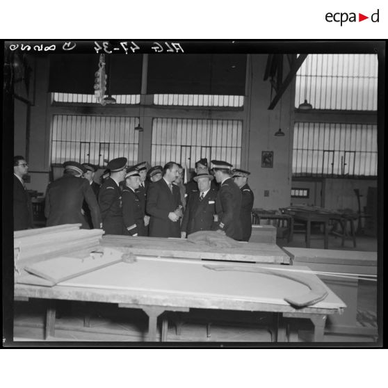 Le ministre de l'Air André Maroselli visite un atelier, aux formations de l'Air de l'Afrique française du nord (AFN).